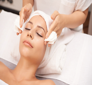 Klassisk djuprengörande ansiktsbehandling hos AS Skinclinic i Norrköping