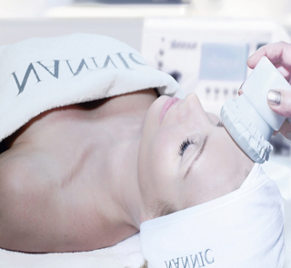 Ansiktsbehandling med NBE 1000 radiofrekvens hos AS Skinclinic i Norrköping